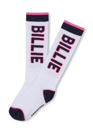 Des chaussettes blanches avec "BILLIE" imprimé en lettres majuscules bleu marine, accentuées d'une rayure rose en haut et d'un talon pailleté bleu marine.