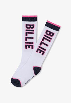 Des chaussettes blanches avec "BILLIE" imprimé en lettres majuscules bleu marine, accentuées d'une rayure rose en haut et d'un talon pailleté bleu marine.