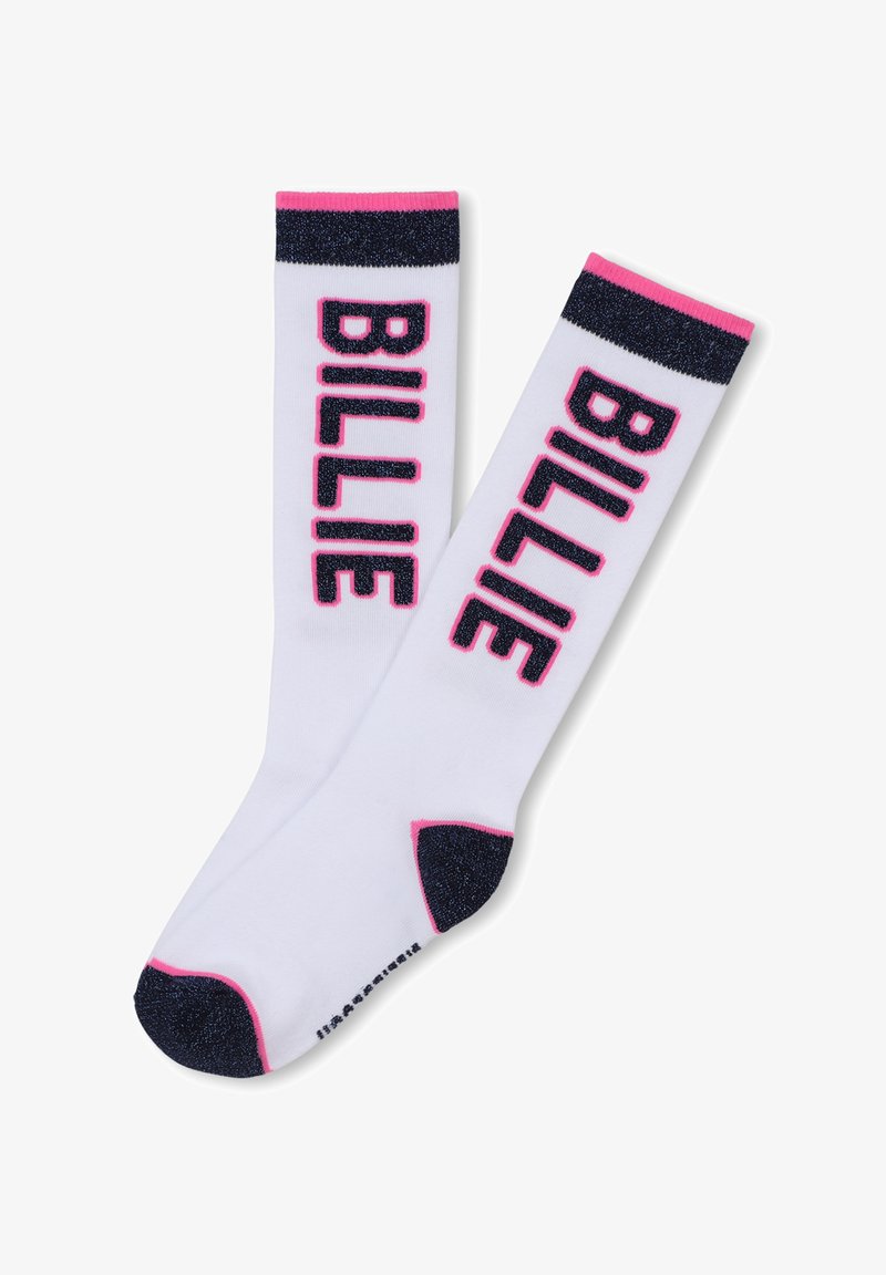 Des chaussettes blanches avec "BILLIE" imprimé en lettres majuscules bleu marine, accentuées d'une rayure rose en haut et d'un talon pailleté bleu marine.