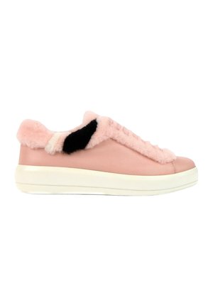 Baskets basses roses avec une épaisse semelle blanche, présentant des détails en fourrure peluche rose et noire le long du col et de la languette.