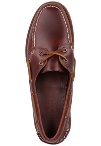 Braune Lederbootsschuhe mit weißer Naht, Schnürdesign, perforierter Einlegesohle und Branding auf der Innensohle. Glatte, polierte Oberfläche.