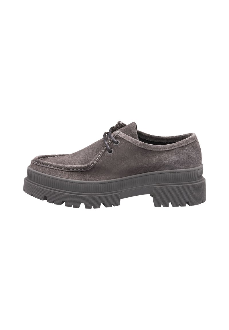 Chaussure en suède gris foncé à lacets avec une semelle en caoutchouc texturée épaisse et un détail de coutures surélevées autour de la zone des orteils.