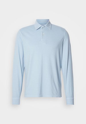 Világoskék hosszú ujjú pólóing, gallérral, két gombos gombolással és bordázott mandzsettákkal, fehér háttéren bemutatva.