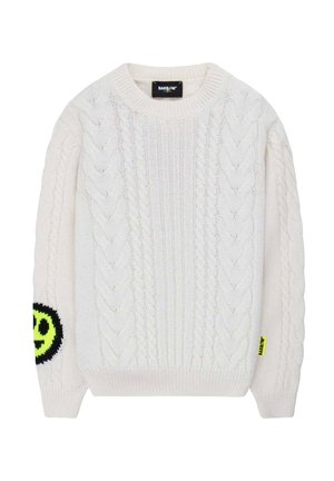 Maglione bianco lavorato a maglia con motivo a trecce, scollo rotondo e polsini a costine. La manica sinistra presenta un patch con un sorriso nero e giallo neon.