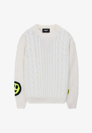 Maglione bianco lavorato a maglia con motivo a trecce, scollo rotondo e polsini a costine. La manica sinistra presenta un patch con un sorriso nero e giallo neon.