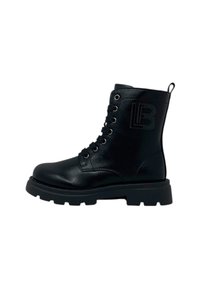 Stivaletto in pelle nera con punta rotonda, suola spessa a rilievo, chiusura con lacci davanti e dettaglio con logo impresso di lato.
