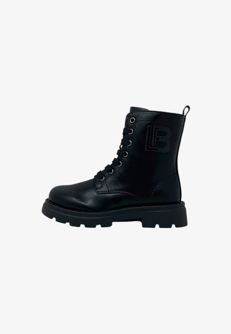 Stivaletto in pelle nera con punta rotonda, suola spessa a rilievo, chiusura con lacci davanti e dettaglio con logo impresso di lato.