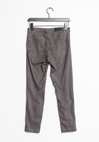 Pantalones de mezclilla gris con un diseño ajustado, que presentan dos bolsillos traseros, detalles de costura y una cintura para colgar.