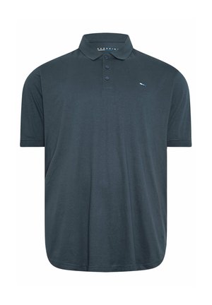 Granatowa koszulka polo z krótkim rękawem, trzema guzikami i małym logo na lewej piersi, przedstawiona na jednolitym białym tle.