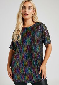 Top de manga corta hecho de lentejuelas multicolores, con un corte holgado, escote redondo y una textura que refleja la luz en diversos tonos.