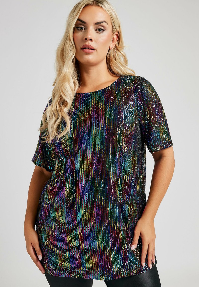 Top de manga corta hecho de lentejuelas multicolores, con un corte holgado, escote redondo y una textura que refleja la luz en diversos tonos.