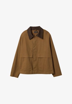 Braune Freizeitjacke mit dunkelbraunem Kragen, Vorderentaschen und verdecktem Knopfverschluss.