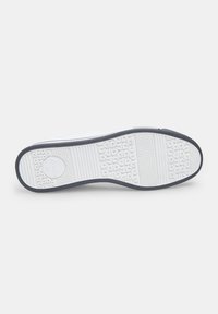 Fehér sneaker talp, textúrált gumis tapadó mintával, fekete akcentussal a perem körül és nyomtatott méretjelzéssel.