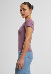Karl Kani SMALL SIGNATURE  SHOULDER TIGHT - Marškinėliai su spaudiniu - violet