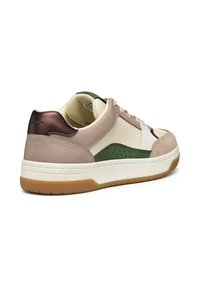 Baskets multicolores avec des panneaux en cuir beige, vert et bordeaux. Semelle rembourrée avec une adhérence en caoutchouc texturé et des accents métalliques.