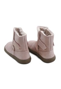 Botines de ante rosa con un suave forro de piel y cierre de velcro. Suela acolchada con una resistente suela exterior de goma marrón.