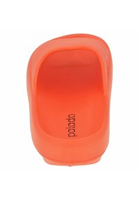 Oranje rubberen schoen met een gestructureerd honingraatpatroon, open achterkant en een glad interieur. Bevat het "palado" logo dat aan de binnenkant is gedrukt.