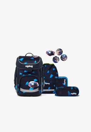 Ergonomisches Rucksackset in Marineblau mit blauen geometrischen Mustern, Fronttaschenmotiv, inklusive einer kleineren passenden Tasche und Federmäppchen.