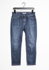 Jeans de mezclilla azul oscuro con un corte ajustado, diseño de cinco bolsillos y un ligero desgaste en la parte frontal. Acentos cosidos a lo largo de los bolsillos y del dobladillo.