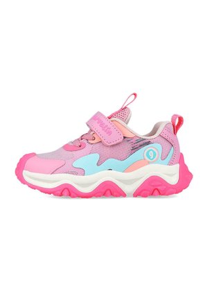 Zapatilla deportiva rosa con parte superior de malla, acentos en azul claro, cinta de Velcro y suela de goma rosa con pilares texturizados para tracción.