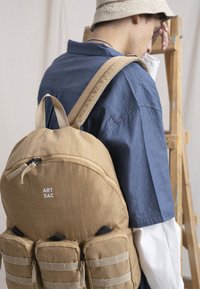 Artsac POP - JAKSON - Retkeilyreppu - sand