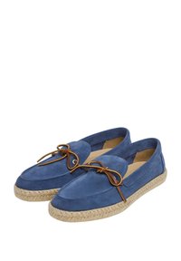 Blå mocka loafers med rund tå, lädersnören och vävda jute-mellansulor. Slät textur med en klassisk design.