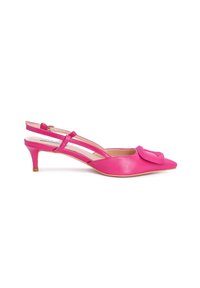 Scarpa slingback in pelle rosa con punta affusolata e tacco basso. Presenta un grande fiocco decorativo e un design con doppia fascia. Texture liscia.