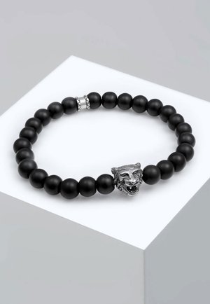 Sort perlearmbånd med matte obsidianperler og en sølvfarvet løvehovedcharms med detaljerede ansigtstræk. Subtile geometriske akcenter inkluderet.