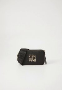 Schwarze synthetische Umhängetasche mit strukturierter Oberfläche, versehen mit einem silbernen Logo und einem kontrastierenden Träger mit wiederholter Beschriftung. Reißverschluss.