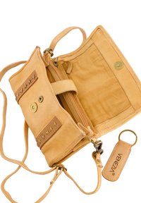 Brun lær crossbody taske med en tekstureret overflade, ydre trykknap- og lynlåslukninger samt dekorative stjerneaccenter på et brunt bælte.
