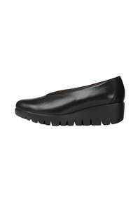 Zapatos de cuña de cuero negro con punta redondeada y suela dentada pronunciada. Diseño elegante con detalles mínimos.