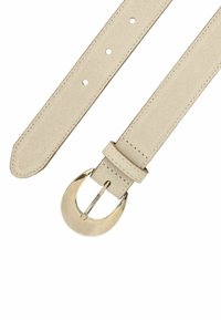 Beige suède riem met een brede, gouden metalen gesp. Gladde textuur, vijf verstelgaatjes, taps toelopende punt en een veilige pin sluiting.