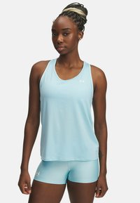 Débardeur de sport bleu clair avec un décolleté arrondi et sans manches, associé à un short assorti. Fabriqué en tissu léger et lisse.