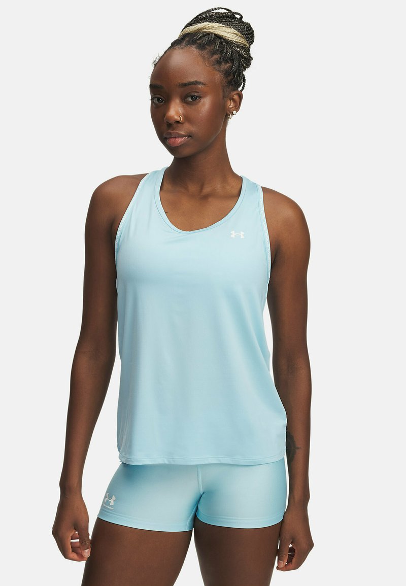 Lichtblauw sportief tanktop met een ronde hals en mouwloos ontwerp, gecombineerd met bijpassende shorts. Gemaakt van glad, lichtgewicht stof.
