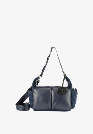 Borsa a tracolla imbottita blu navy con due tasche frontali, spalline regolabili e un'etichetta rotonda nera con il logo "B" appesa a una maniglia.