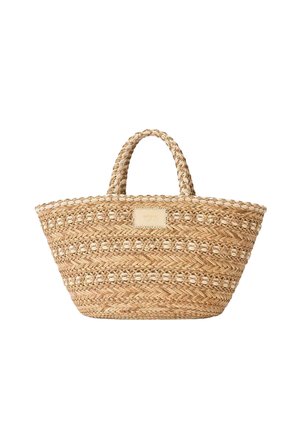 Bolso tote tejido de paja con asas trenzadas y patrones horizontales decorativos en tonos beige natural.