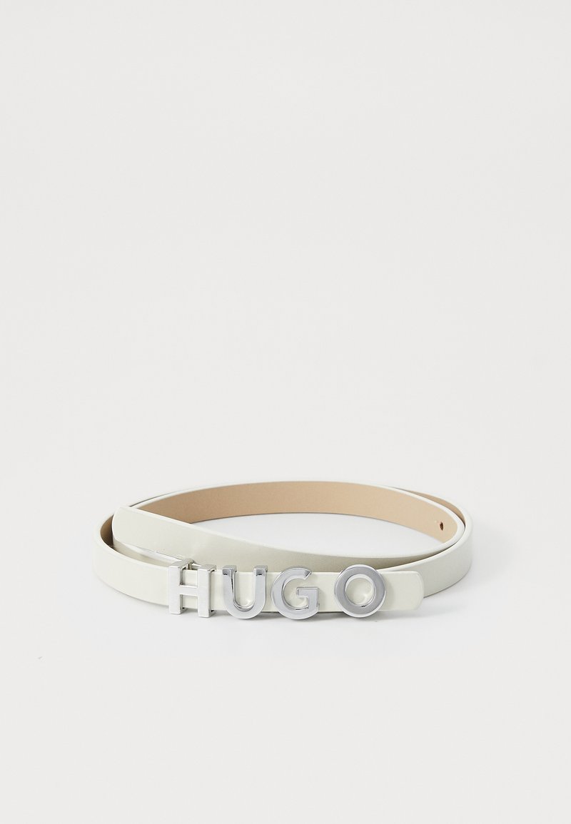 Ceinture en cuir blanc avec une boucle en métal argenté portant l'inscription "HUGO". Le design est élégant avec une texture lisse et un style minimaliste.
