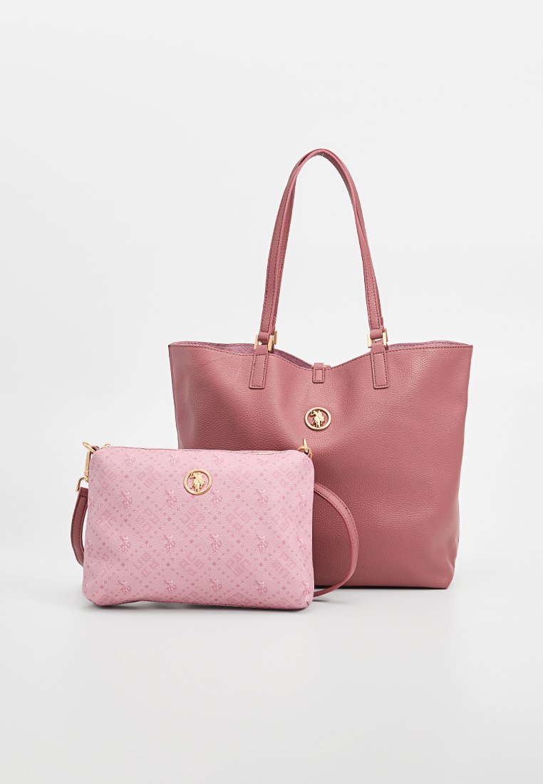 Bolso tote de cuero rosa con acabado texturizado y herrajes dorados. Se incluye un clutch más pequeño de color rosa con un estampado y una correa para el hombro.