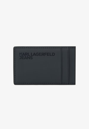 Crna kožna futrola za kartice s tri utora. Na prednjoj strani utisnut logo, šiveni rubovi i glatka završna obrada. Kompaktan pravokutni oblik.