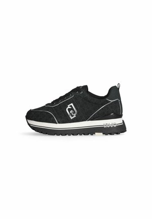 Sneaker nera con tessuto a fantasia, strisce bianche di accento, punta rotonda, chiusura con lacci frontale e suola testurizzata. Branding sul lato. Design a profilo basso.