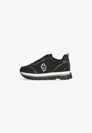Sneaker nera con tessuto a fantasia, strisce bianche di accento, punta rotonda, chiusura con lacci frontale e suola testurizzata. Branding sul lato. Design a profilo basso.