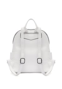 Zaino bianco in pelle con finitura texturizzata, doppie cinghie regolabili, maniglia superiore e chiusura con zip, dotato di rifiniture e dettagli neri.
