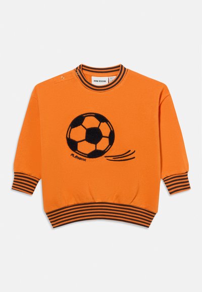 Sudadera infantil naranja con puños y cuello a rayas negras, que presenta un gráfico de balón de fútbol negro y naranja y la marca Mini Rodini.