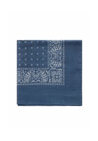 Sinivalkoinen puuvillabandan, jossa on valkoisia paisley- ja geometrisia kuvioita, erottuva pilkullinen osio ja sileä rakenne.