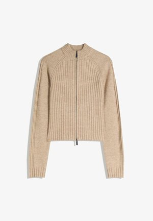 Beige ribbad stickad cardigan med hög krage och hel dragkedja, med kontrasterande texturerade mönster på ärmarna och kroppen.