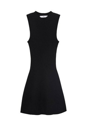 Vestido negro de punto sin mangas con un cuerpo ajustado y una falda acampanada. La tela parece suave con una sutil textura acanalada.