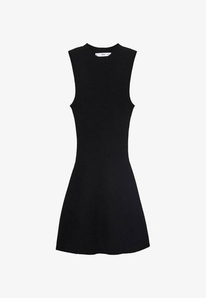 Sort ærmeløs strikkjole med et tætsiddende liv og en svajet nederdel. Stoffet fremstår glat med en subtil ribbet tekstur.