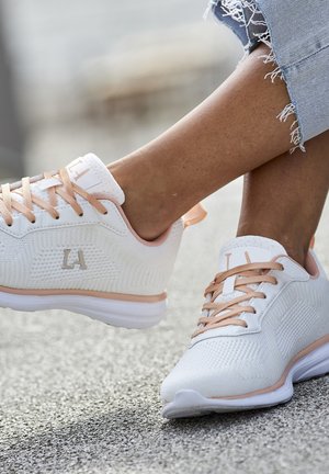 LASCANA SNEAKER - Trainers - weiß rosé