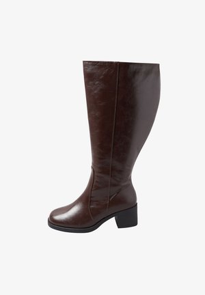 Botas marrones hasta la rodilla hechas de cuero sintético brillante. Cuentan con una puntera cuadrada, costuras visibles y un tacón grueso. Textura suave.