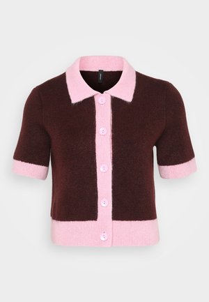 Brun og rosa kortermet cardigan med krage, ribbede kanter og fem rosa knapper foran, laget av mykt strikket materiale.